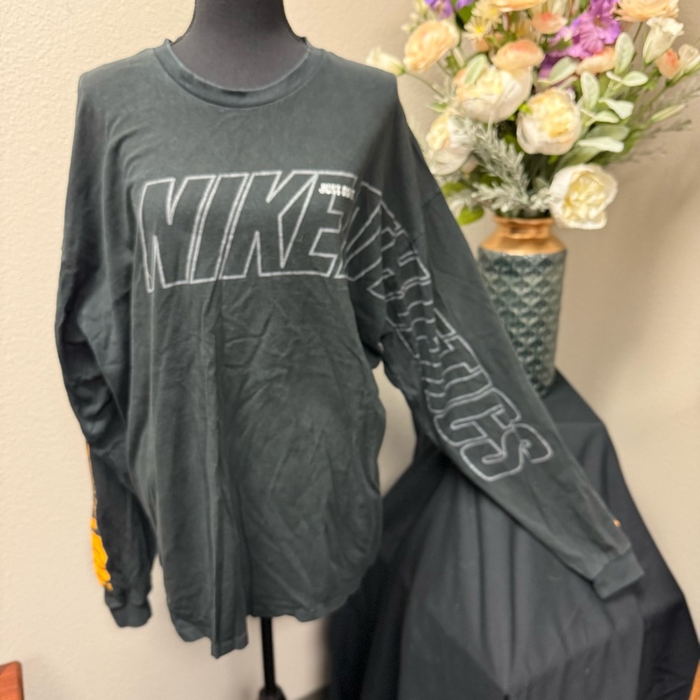 Nike Athletics Long Sleeve Graphic Tee – Black XXL. Black/Orange